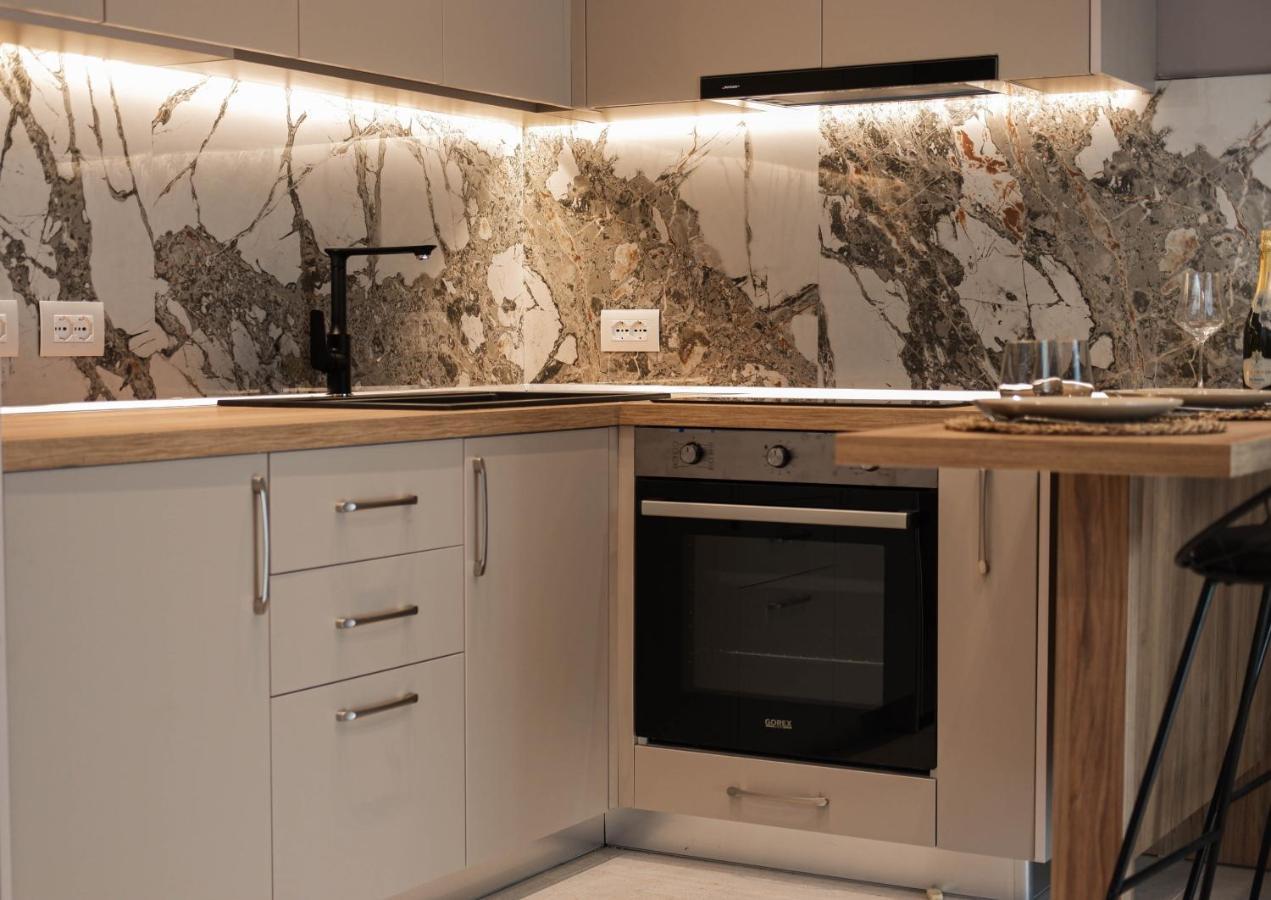 Seahana Apartment Himare Bagian luar foto