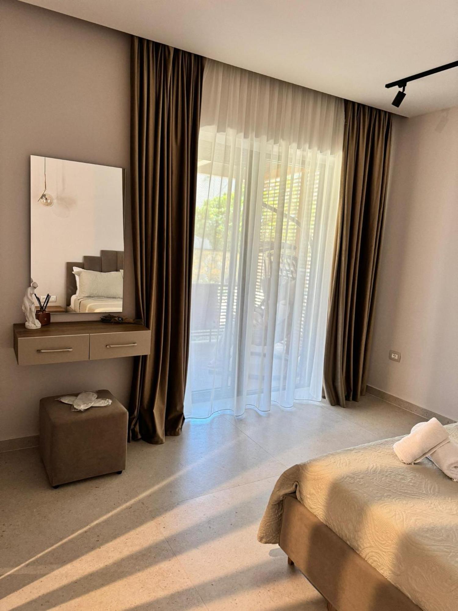 Seahana Apartment Himare Bagian luar foto